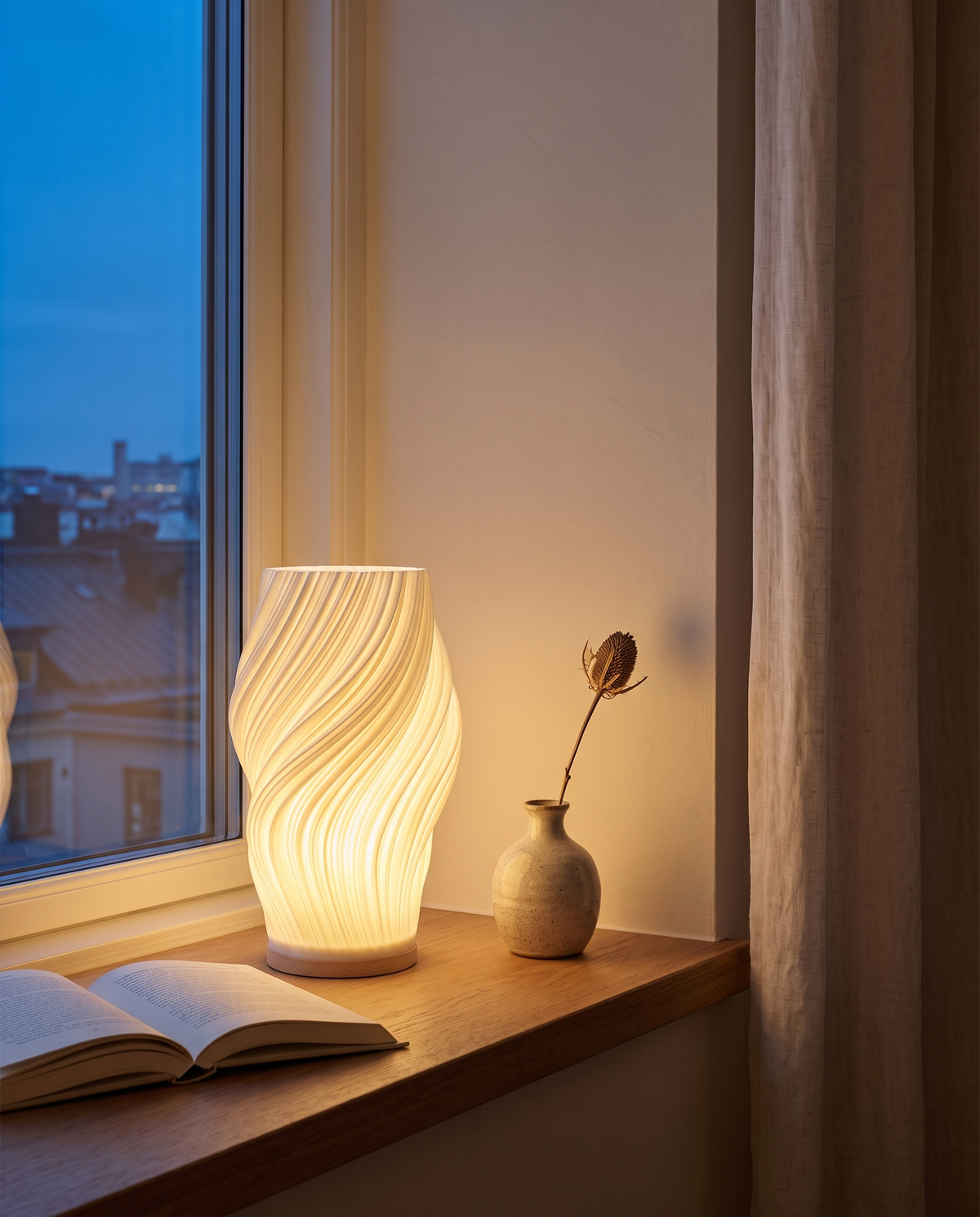 Witte sfeerlamp met gedraaid ontwerp op de vensterbank