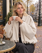 Beige suède-look jas dames op een terras