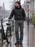 Thermo softshell broek heren grijs, naast de fiets