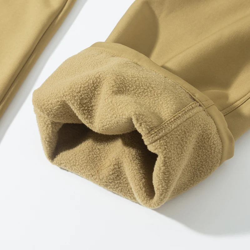 Fleecevoering aan de binnenkant van de softshell broek