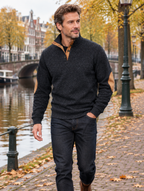 Troyer heren in antraciet met suède-look elleboogstukken, langs een gracht