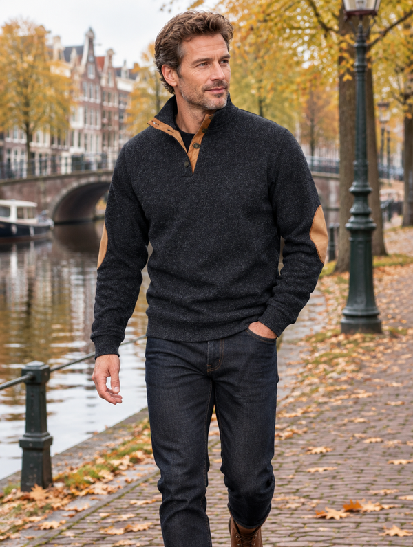 Troyer heren in antraciet met suède-look elleboogstukken, langs een gracht